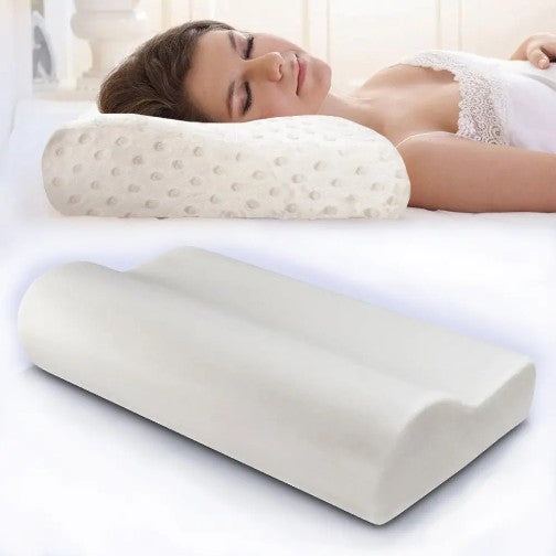 Mujer durmiendo sobre la almohada ortopédica cervical